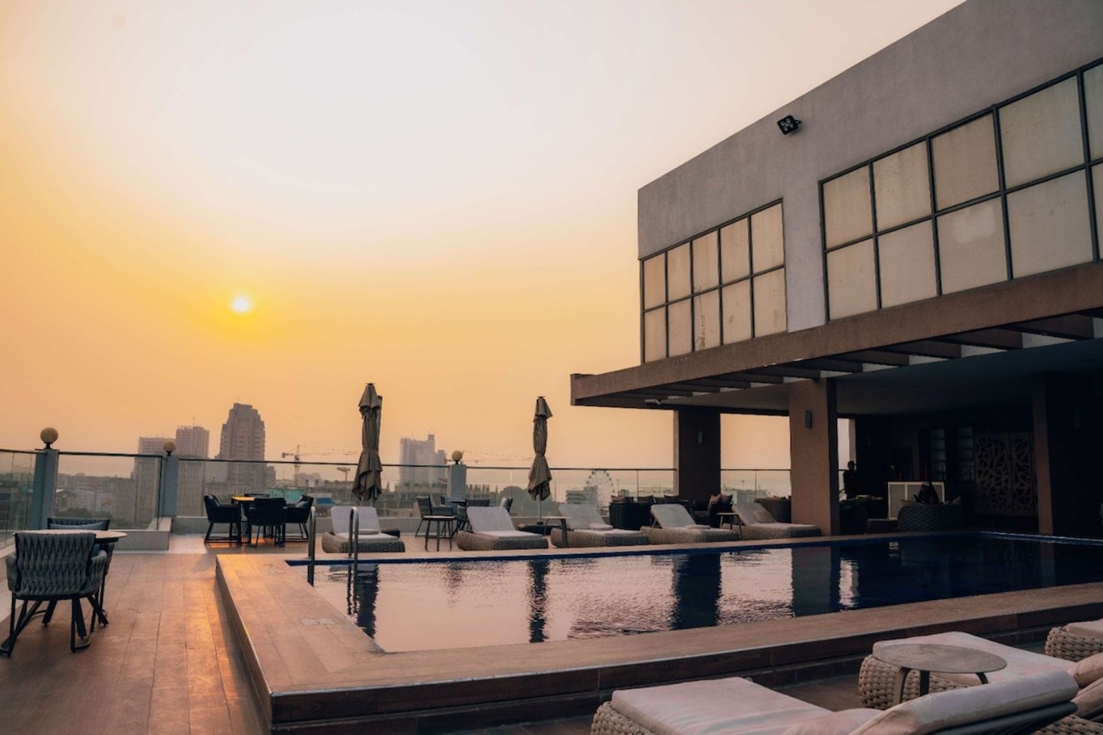 Piscine sur le toit d'un bien confié à Immosphere, coucher de soleil sur Kinshasa